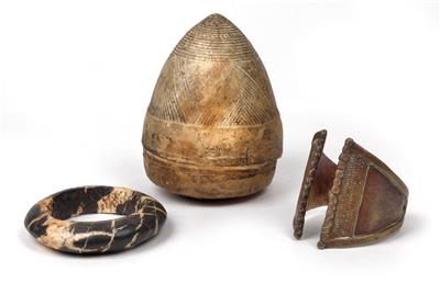 Mixed lot (3 items): Burkina Faso, Mali: A bangle made of stone, one made of brass and a container made of leather. - Tribal Art