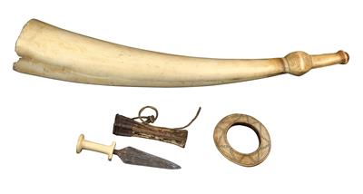 Mixed lot (3 items): Democratic Republic of Congo, Sudan: Tribes: Mongo, Mangbetu and Dinka: A large ivory trumpet of the Mongo (Congo), a dagger an ivory hilt of the Mangbetu (Congo) and an ivory bangle of the Dinka (Sudan). - Tribal Art