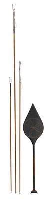 Mixed lot (4 items): South America, upper reaches of the Amazon River, tribe: Ticuna Indians: a typical paddle with incised decoration and three fish arrows. - Tribal Art