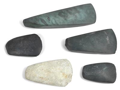 Mixed lot (5 items): New Guinea, Highlands, tribe: Enga; 5 stone blades for stone axes. - Mimoevropské a domorodé umění