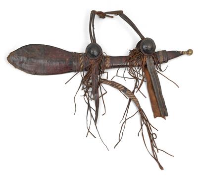 Mandingo, Senegal, Burkina Faso, Elfenbeinküste: Ein typisches Mandingo-Schwert mit dekorierter Leder-Scheide. - Stammeskunst/Tribal-Art; Afrika