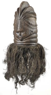 Mende, Sierra Leone: Eine Helm-Maske ‘Sowei’ des Frauen-Bundes ‘Sande’, mit originalem Faser-Behang. - Stammeskunst/Tribal-Art; Afrika