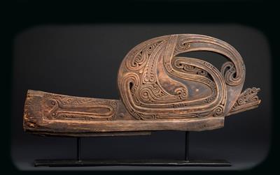 Neuguinea, Massim-Gebiet, Trobriand-Inseln: Aufsatz für einen Boots-Bug, mit typischen Voluten- und Spiral-Reliefs in Form von Vogelköpfen. Gesammelt im 19. Jh. - Stammeskunst/Tribal-Art; Afrika