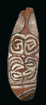 New Guinea, South Coast, Asmat territory: a large and old battle shield, decorated in relief and painted. - Tribal Art