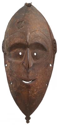 New Guinea, delta of the Lower Sepik River: A mask made of wood, with old patina. On the reverse an inventory inscription identifies this piece as belonging to the collection of Dr. Arthur Bässler (or Baessler). 19th century. - Mimoevropské a domorodé umění