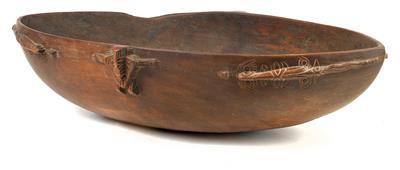 Oceania, New Guinea, Huon Gulf, Tami Islands: A large food bowl with two ancestor figures and crocodiles. - Mimoevropské a domorodé umění