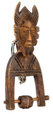 Senufo, Ivory Coast, Ghana, Burkina Faso, Mali: A heddle pulley with ‘kpelie mask’. - Mimoevropské a domorodé umění