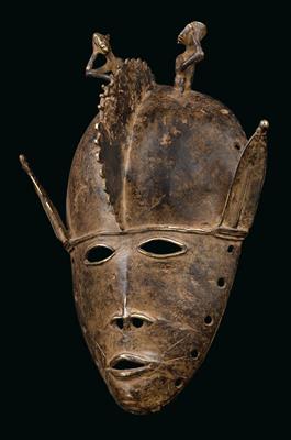 Senufo oder Dioula, Elfenbeinküste: Eine Metall-Maske vom Typ ‘Kpelie’ oder ‘Do’. - Stammeskunst/Tribal-Art; Afrika