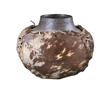 Shona or Ndebele, Zimbabwe: A large beer jug, sewn in cow fur. - Mimoevropské a domorodé umění