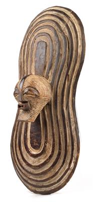 Songye, Dem. Rep. of Congo: A rare show or gift shield made of wood with a ‘kifwebe’ mask. - Mimoevropské a domorodé umění