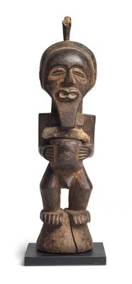 Songye, DR Kongo: Eine Kraft-Figur ‘Nkisi’, mit ‘magischem Material’. - Stammeskunst/Tribal-Art; Afrika