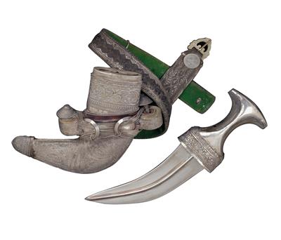Sultanate of Oman: A typical ‘khanjar’ curved dagger, with silver decorations and belt. - Mimoevropské a domorodé umění