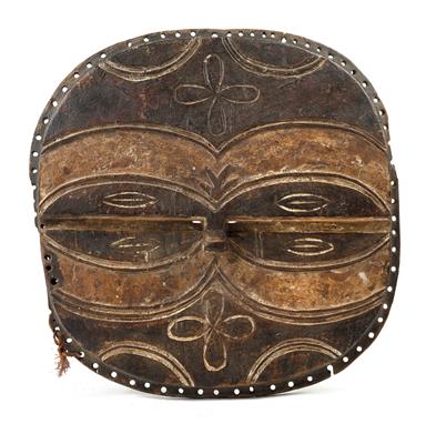 Teke-Tsaye, DR Kongo: Eine scheibenförmige ‘Kidumu-Maske’. - Stammeskunst/Tribal-Art; Afrika