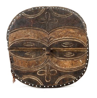 Teke-Tsaye, Dem. Rep. of Congo: A disc-shaped ‘Kidumu mask’. - Tribal Art