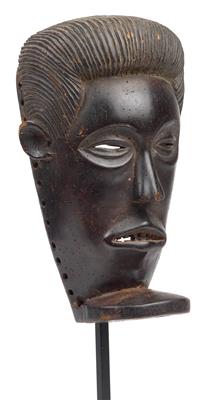Chokwe, Angola, Democratic Republic of Congo, Zambia: A chief mask of the ‘cihongo’ type. - Mimoevropské a domorodé umění