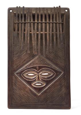 Chokwe, Angola, Zambia, Democratic Republic of Congo: A ‘sanza’ or ‘thumb piano’ musical instrument, decorated on both sides with a Chokwe face. - Mimoevropské a domorodé umění