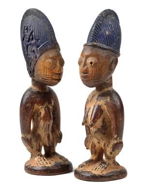 Yoruba, Nigeria: Ein Paar ‘Ibeji-Zwillingsfiguren’, weiblich und männlich. Stil: Oyo. - Stammeskunst/Tribal-Art; Afrika