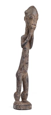 Baule, Elfenbeinküste: Alte Figur eines Busch-Geistes 'Asie usu', mit dicker, krustiger Opfer-Patina. - Stammeskunst/Tribal-Art