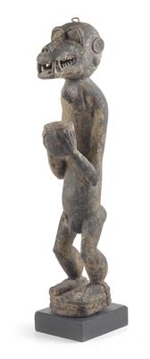 Baule, Ivory Coast: A sacred, standing ape figure ‘Gbekre’, with sacrificial bowl and thick, old sacrificial patina. - Mimoevropské a domorodé umění