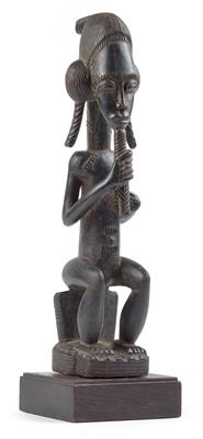 Baule, Elfenbeinküste: Eine sehr sorgfältig gearbeitete, sitzende Figur eines 'spirituellen Ehegatten', genannt 'Blolo Bian'. - Stammeskunst/Tribal-Art