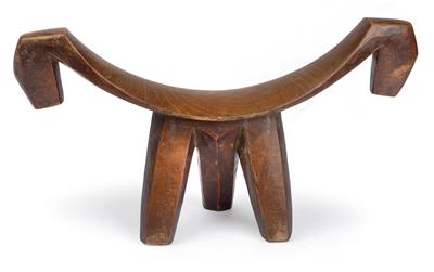 Dinka, South Sudan: A stool in typical form (also used as neckrest). - Mimoevropské a domorodé umění