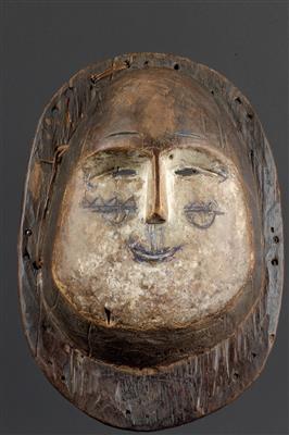 Fang, Gabon, South Cameroon: An old and rare mask of the Fang, of the ‘Asu-nkukh’ mask type, depicting a missionary. - Tribal Art