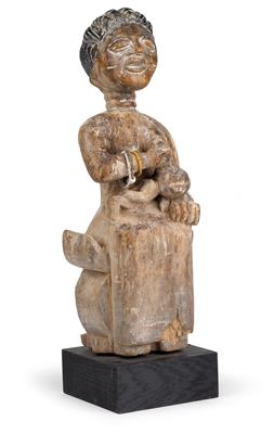 Fante, Ghana: Eine reizende Mutter-Kind-Figur, 'Esi Mansa'genannt. - Stammeskunst/Tribal-Art