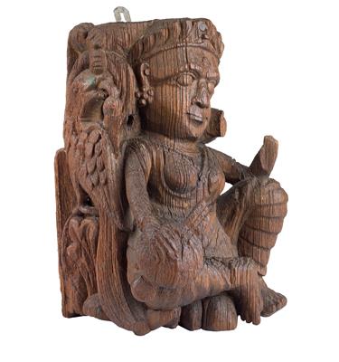 India: A ‘heavenly musician’ made of wood, an old wall applique from a Hindu temple, c. 18th century. - Mimoevropské a domorodé umění