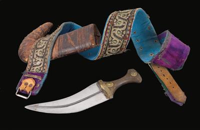 Yemen: An old curved dagger ‘Jambiya’, with horn hilt, leather sheath and embroidered belt. - Mimoevropské a domorodé umění