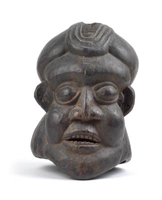 Kamerun-Grasland, Stammes-Stil: Bamenda, Babanki oder Kom (Bekom): Eine alte Aufsatz-Maske vom Typ 'Ngoin'. - Stammeskunst/Tribal-Art