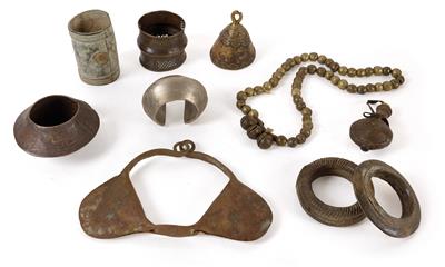 Mixed lot (10 items): Ten metal objects from West Africa, all made of yellow cast-alloy (brass) with ‘waste mould’ casting and partly engraved. - Mimoevropské a domorodé umění