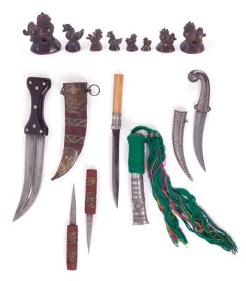 Mixed lot (12 items): Burma, India, Persia: three daggers, a knife and eight Burmese ‘opium weights’. - Arte Tribale