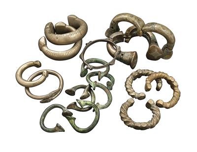 Mixed lot (16 items): A collection of West African bangles and bangle-like valuable objects made of metal. - Mimoevropské a domorodé umění