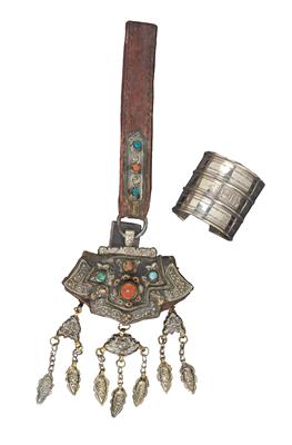 Mixed lot (2 items): A belt bag from Tibet, set with turquoise and coral, and a silver Tuareg bangle from the Sahara (north Africa). - Arte Tribale