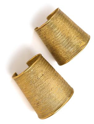 Mixed lot (2 items): India, Burma: Naga:  Two bangles of the same type, made of cast brass. - Arte Tribale
