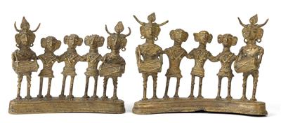 Konvolut (2 Stücke): Indien: Zwei 'Bastar-Bronzen' in Form von festlichen Musik-Gruppen mit Tänzerinnen. - Stammeskunst/Tribal-Art