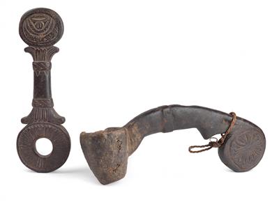 Mixed lot (2 items): Nepal: A ‘ghurra’ (mounting for a butter whisk) and a ladle with floral decoration. - Mimoevropské a domorodé umění