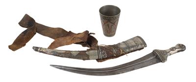 Mixed lot (2 items): Saudi Arabia: A curved dagger, known as ‘Wahabite Jambiya’, and a so-called ‘nomadic beaker’ made of metal. - Arte Tribale
