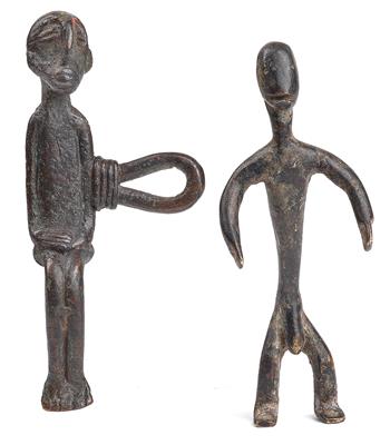 Mixed lot (2 items): Two small, cast metal figures. A children’s amulet of the Lobi, from Burkina Faso, and a shrine figure of the Bambara, Mali. - Arte Tribale