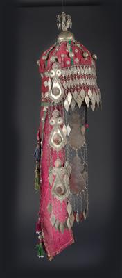 Konvolut (2 Stücke): Zwei reich dekorierte, orientalische Kopfbedeckungen für Frauen, bzw. Mädchen. - Stammeskunst/Tribal-Art
