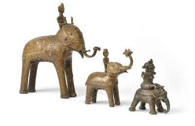 Konvolut (3 Stücke): Indien: Drei 'Bastar-Bronzen' in Form von drei Elefanten mit Reitern(wohl lokale Gottheiten). - Stammeskunst/Tribal-Art