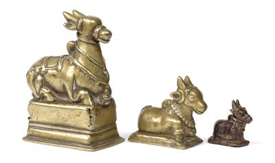 Mixed lot (3 items): India: Three ‘Nandi bulls’ on plinths, cast in brass and bronze. - Mimoevropské a domorodé umění