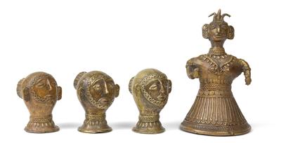 Konvolut (4 Stücke): Indien: Vier 'Bastar-Bronzen' in Form einer 'tanzenden Göttin' mit weitem Rock und drei 'Köpfen von Göttinnen', mit Frisuren und Haarknoten hinten. - Stammeskunst/Tribal-Art