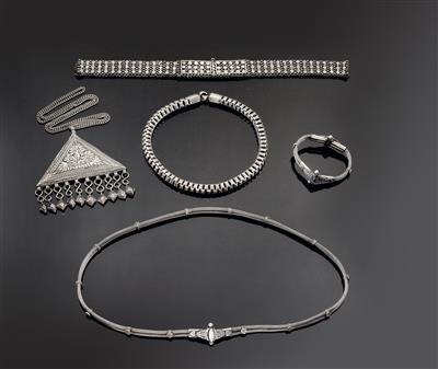 Mixed lot (5 items): Indian silver jewellery: A necklace, two belts, a bracelet and a chain with triangular amulet pendant - Arte Tribale