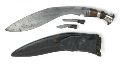 Nepal: Ein typisch nepalisches Messer,'Kukri' oder 'Khukuri' genannt. Mit Scheide und zwei Bei-Messern. Der Griff ist mit Silber verziert. - Stammeskunst/Tribal-Art