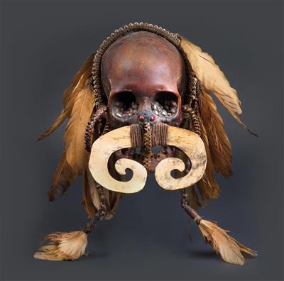 New Guinea, Asmat: An old ancestral skull, called a ‘ndambirkus’; richly decorated. - Mimoevropské a domorodé umění