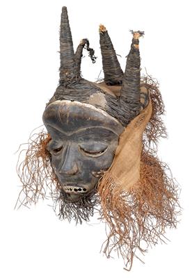 Pende, Dem. Rep. of Congo: A beautiful, ‘classic’ mask of the West Pende, ‘Mbuya’ type. - Mimoevropské a domorodé umění