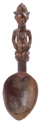 Punu, Gabon: A spoon with handle in the shape of a kneeling female figure. - Mimoevropské a domorodé umění