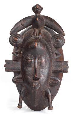 Senufo, Elfenbeinküste, Mali: Eine typische Maske, 'Kpelie' genannt, mit einem Calao-Vogel als Aufsatz. - Stammeskunst/Tribal-Art