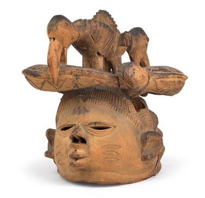 Yoruba, Nigeria, Benin: Eine Gelede-Maske, mit einem Aufsatz aus zwei Vögeln und zwei Schlangen. - Stammeskunst/Tribal-Art